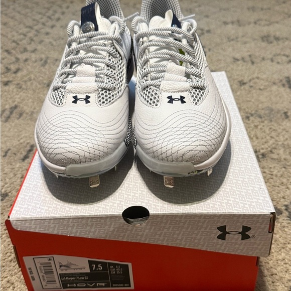 Brand Bew Under Armour Men's White and Black Athletic Shoes Cleats size 7.5 - Picture 2 of 3